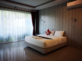 Blackout curtains, free WiFi