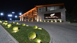 A modern building with a large illuminated sign reading "Le Canton." - Hotel Village Le Canton (Teresópolis)