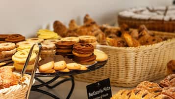 Petit déjeuner buffet servi tous les jours en supplément