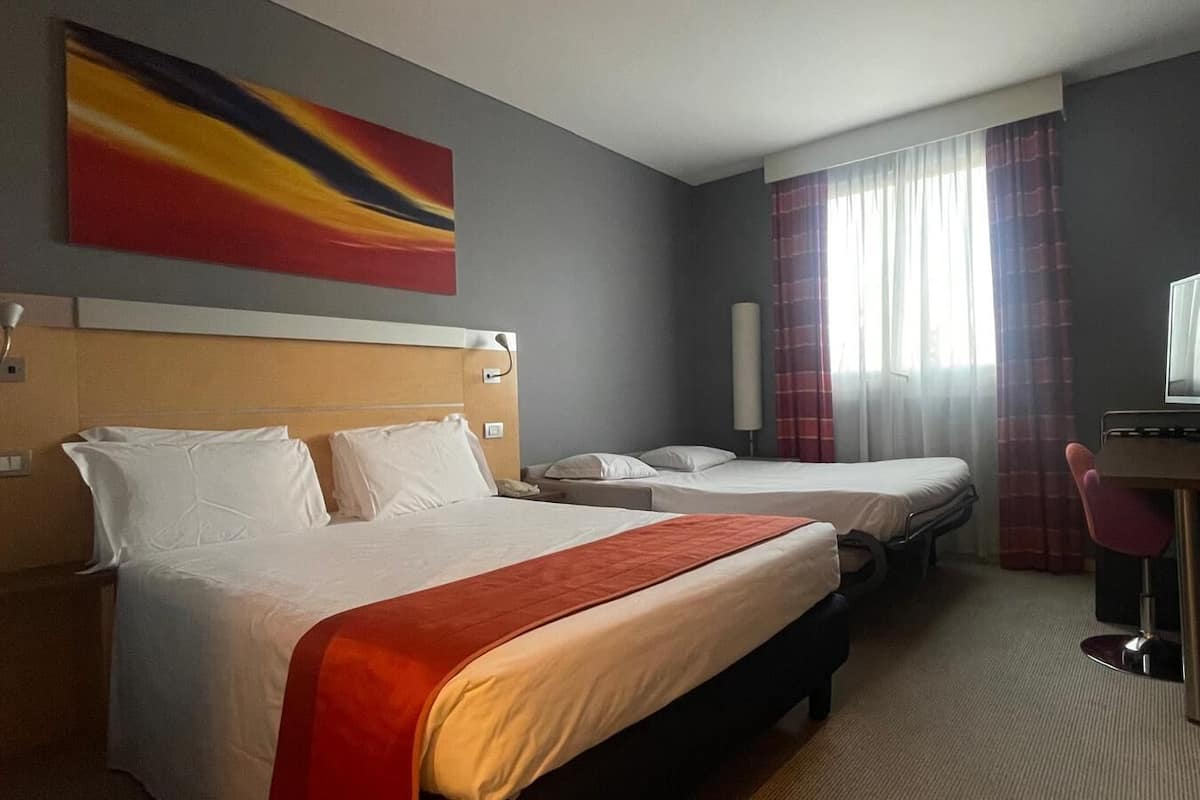 Family Room | 객실 내 금고, 책상, 암막 커튼, 방음 설비