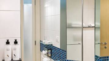 Camera Classic Francese con accesso Disabili | Badezimmer | Dusche, Haartrockner, Bidet, Handtücher