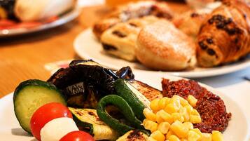 Tägliches Frühstücksbuffet gegen Gebühr