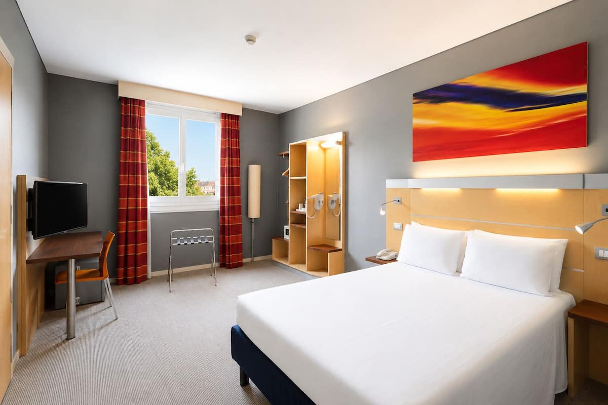 In-room safe, desk, blackout drapes, soundproofing