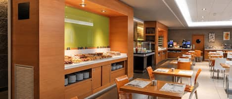 Una cafetería moderna con detalles de madera, una barra de desayuno y asientos para los clientes.