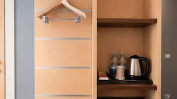 Caja de seguridad en la habitación, escritorio y cortinas blackout