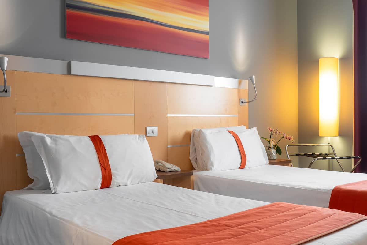 Double Queen Room | Zimmersafe, Schreibtisch, Verdunkelungsvorhänge, schallisolierte Zimmer