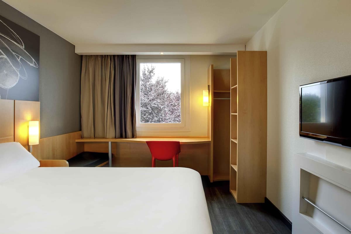 standard double room, 1 double bed | premium bedding, desk, soundproofing, free cots/infant beds