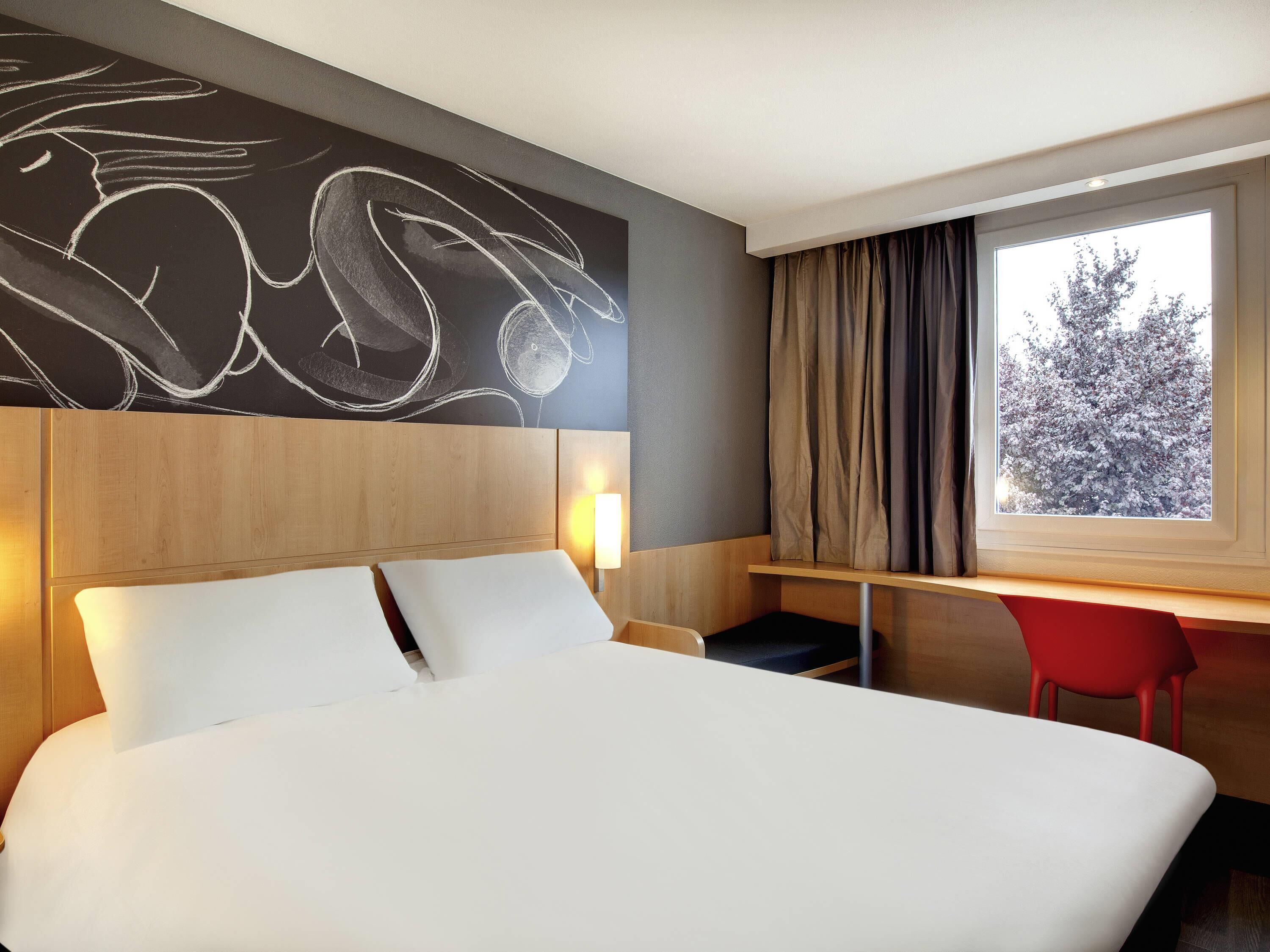 Premium bedding, desk, soundproofing, free cots/infant beds
