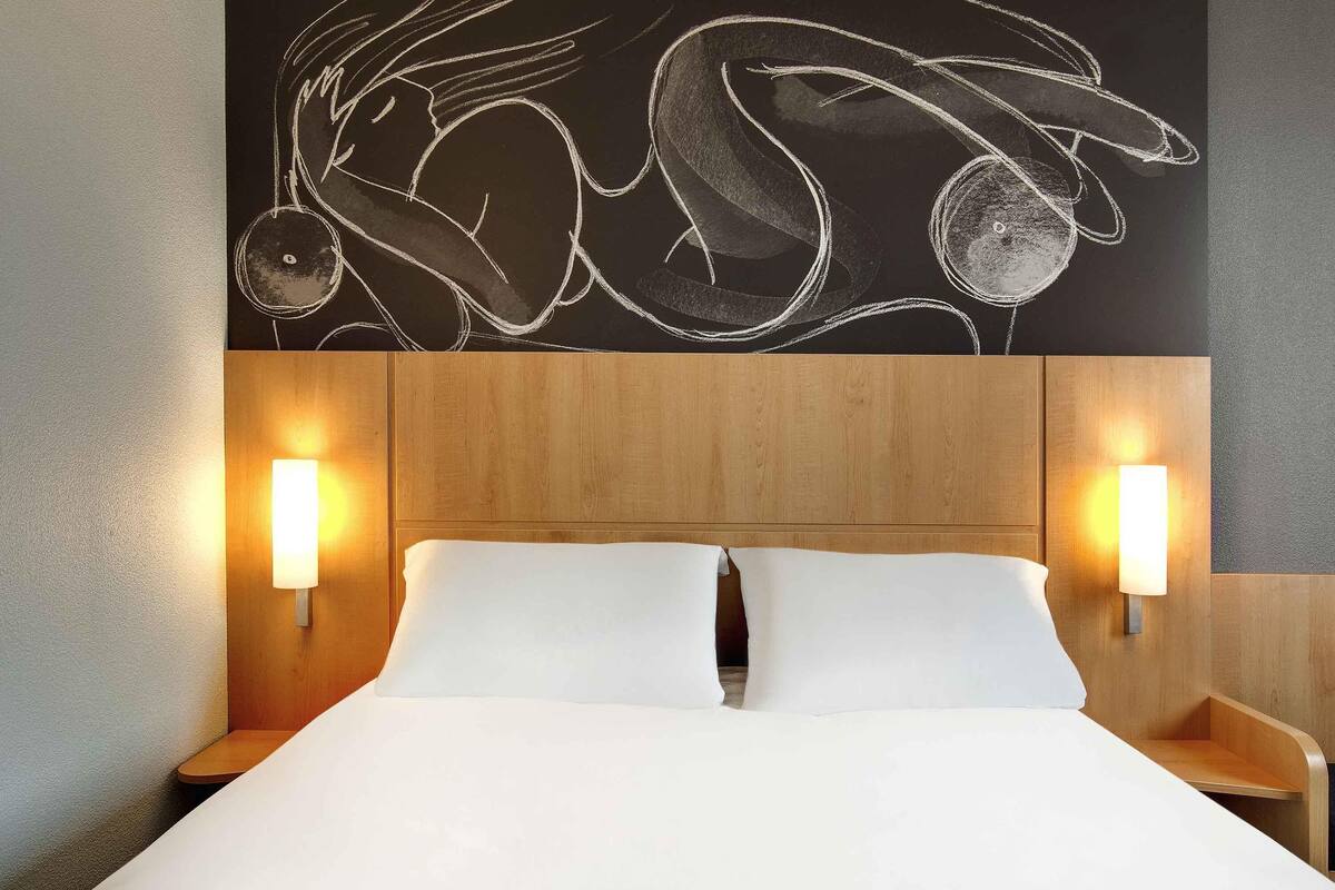 premium bedding, desk, soundproofing, free cots/infant beds