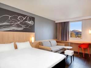 Premium bedding, desk, soundproofing, free cots/infant beds