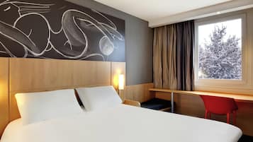 Habitación doble estándar, 1 cama matrimonial | Ropa de cama de alta calidad, escritorio y insonorización