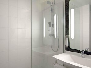 Bộ đồ giường cao cấp, bàn, phòng cách âm 