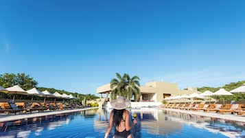 Utendørsbasseng, bassengparasoller og solsenger