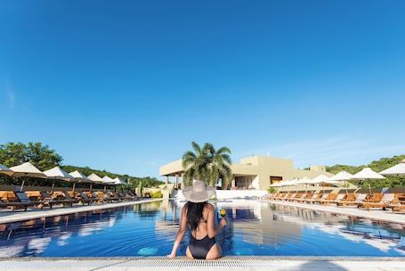 Outdoor pool, pool umbrellas, pool loungers. Hotel Waya Guajira By OxoHotel