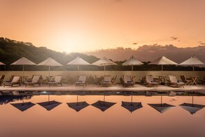 Utendørsbasseng, bassengparasoller og solsenger