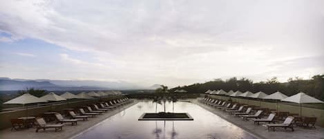 Piscine extérieure, parasols de plage, chaises longues
