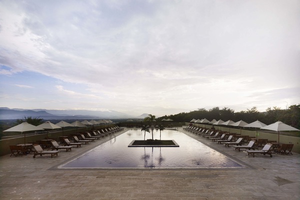 Utendørsbasseng, bassengparasoller og solsenger