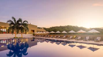 Piscine extérieure, parasols de plage, chaises longues