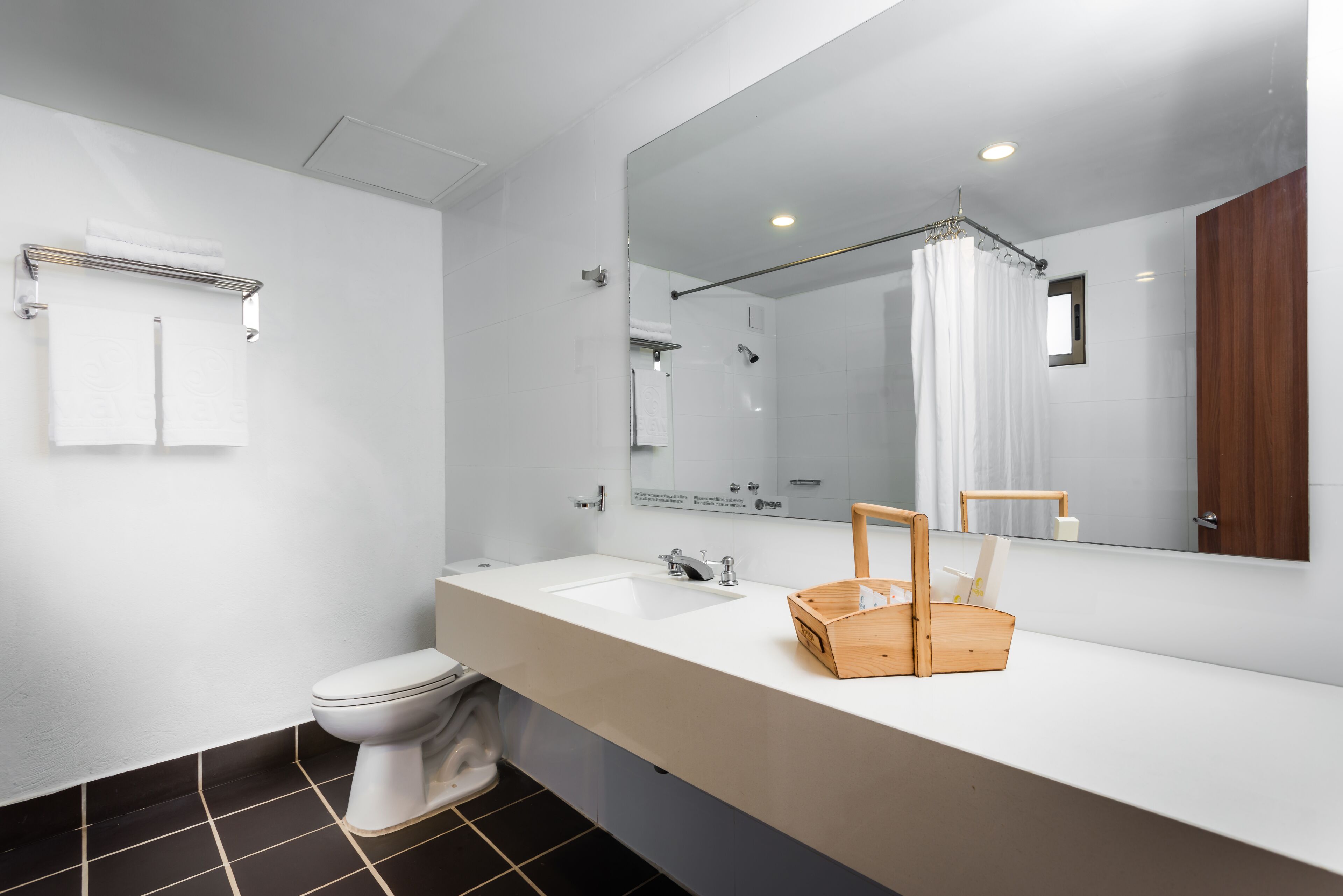 junior suite | bathroom | shower, towels