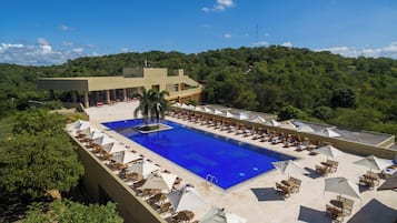 Piscine extérieure, parasols de plage, chaises longues