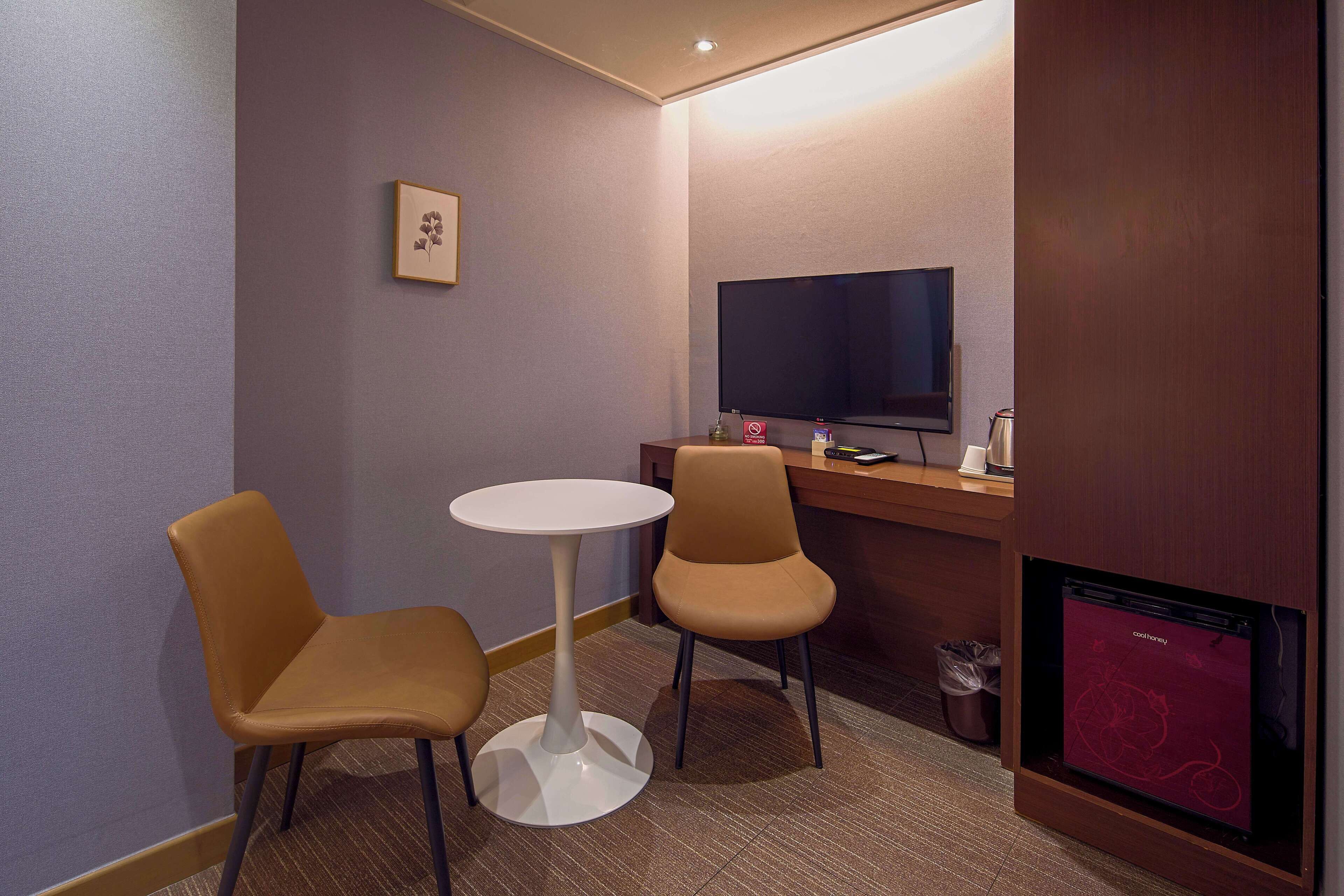 deluxe double room | premium bedding, individually furnished, desk, free wifi