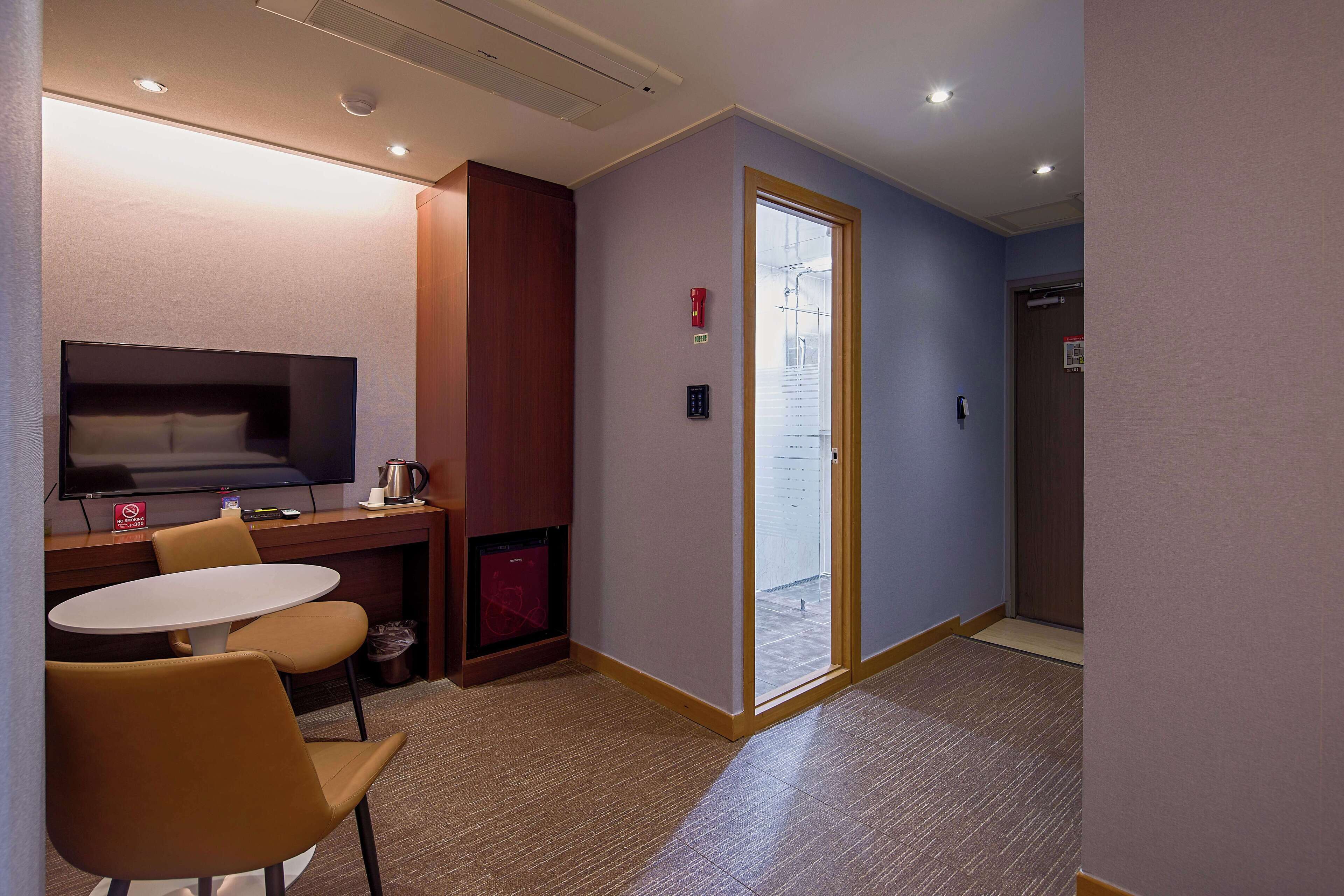 deluxe double room | premium bedding, individually furnished, desk, free wifi