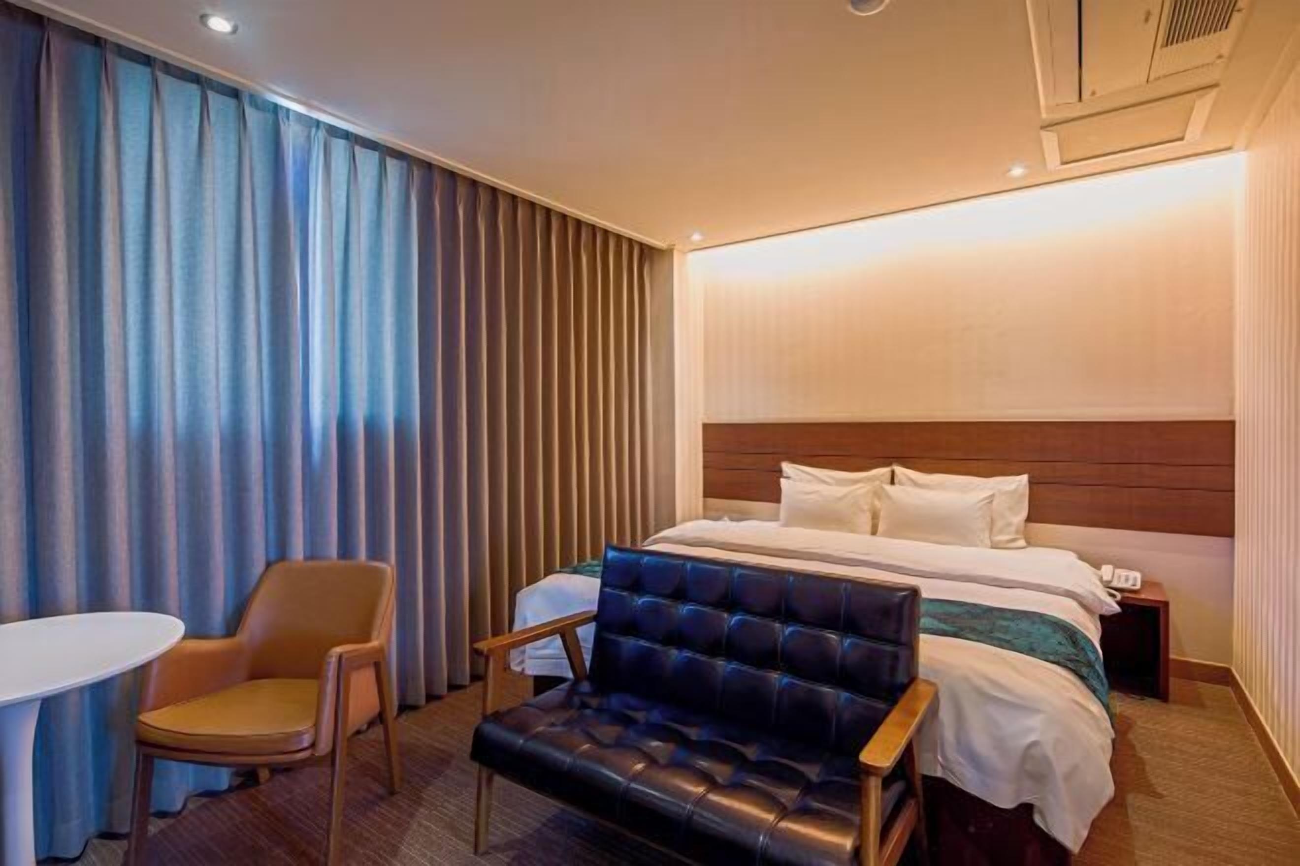 Peralatan tempat tidur premium, dilengkapkan perabot secara berasingan 