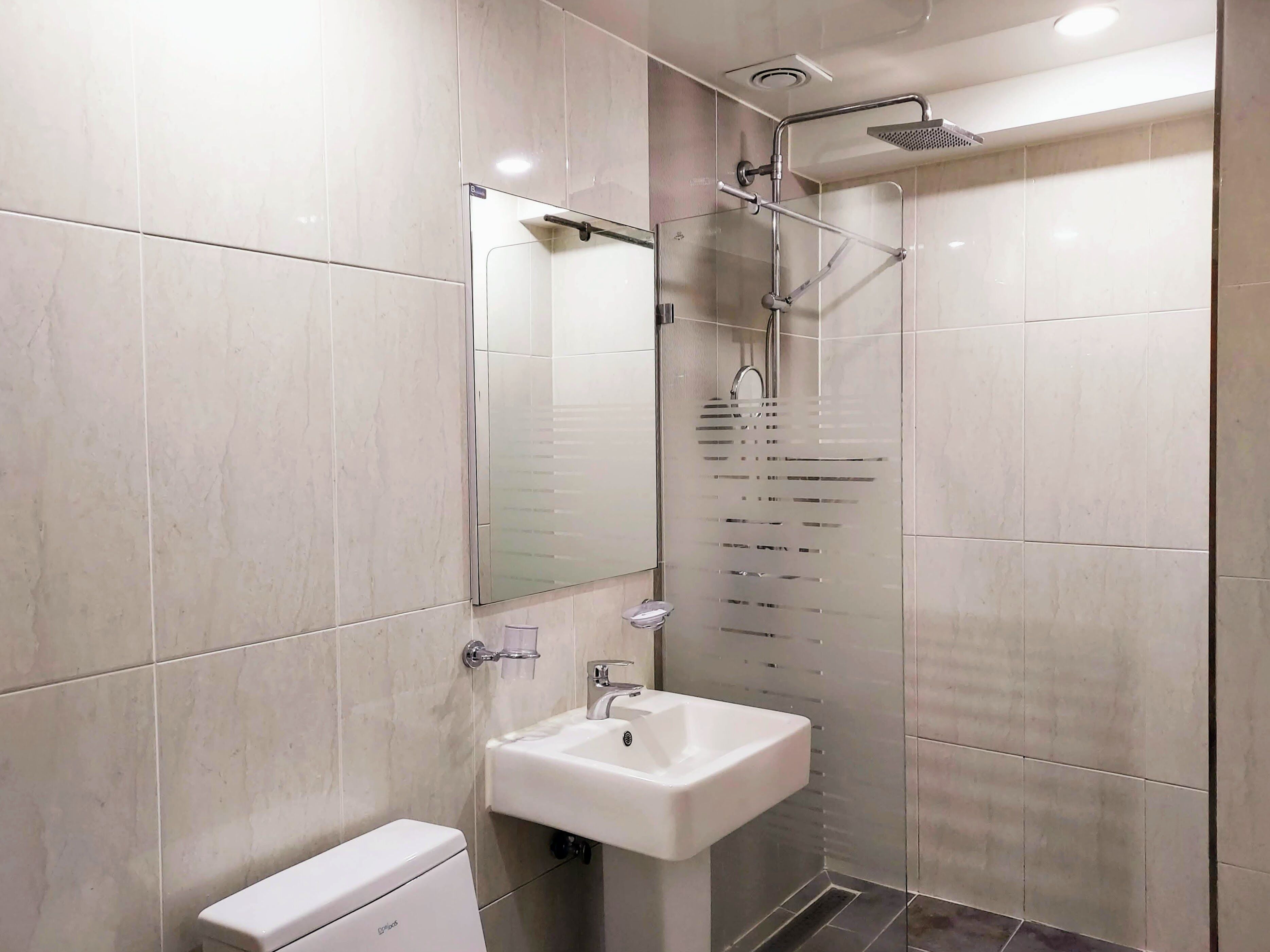 standard single room | bathroom | shower, free toiletries, slippers, heated floors
