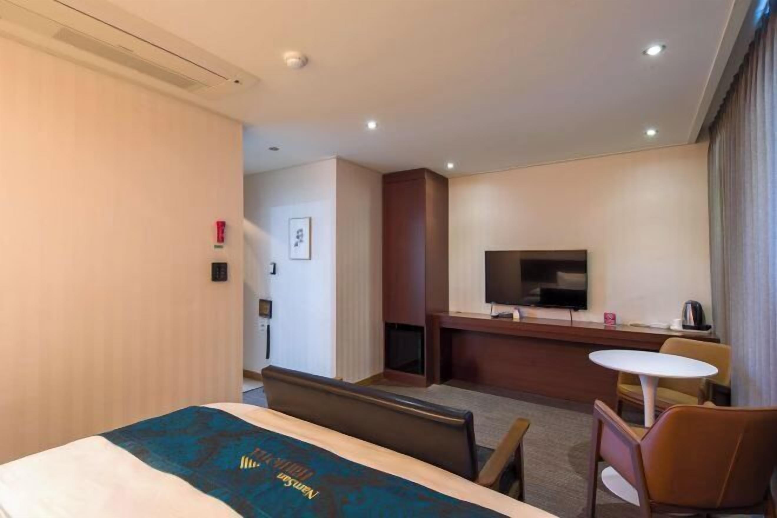 Peralatan tempat tidur premium, dilengkapkan perabot secara berasingan 