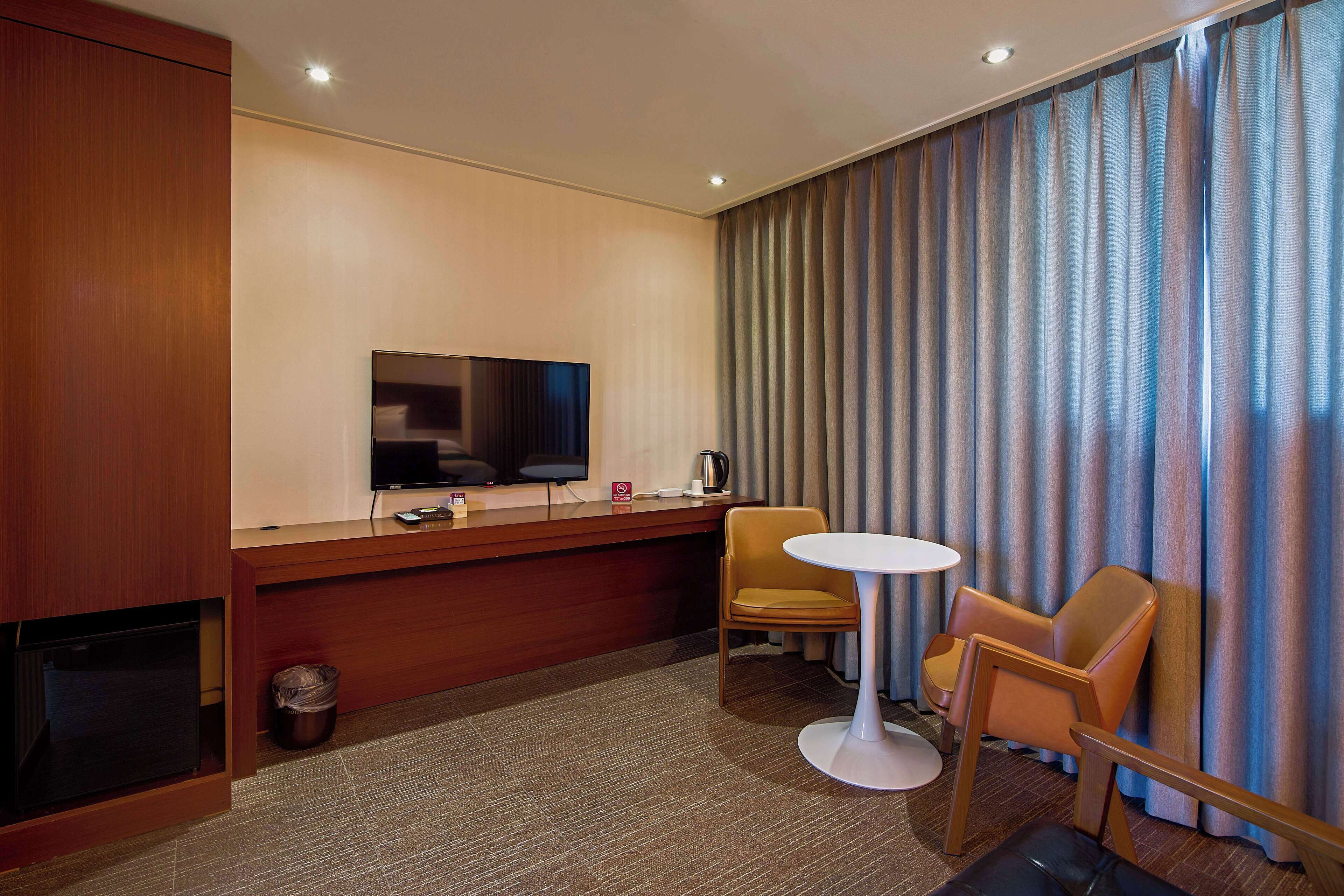 deluxe double room | premium bedding, individually furnished, desk, free wifi