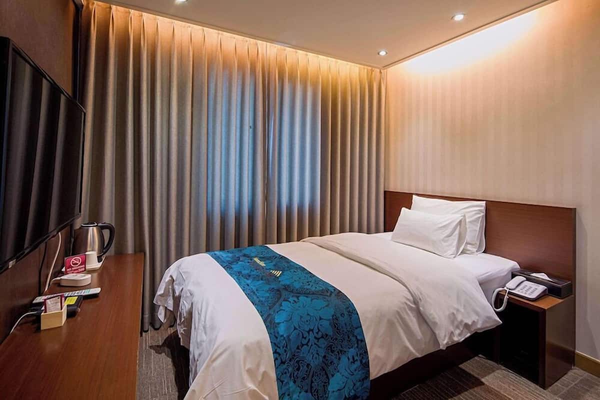 Ropa de cama de alta calidad, escritorio y wifi gratis