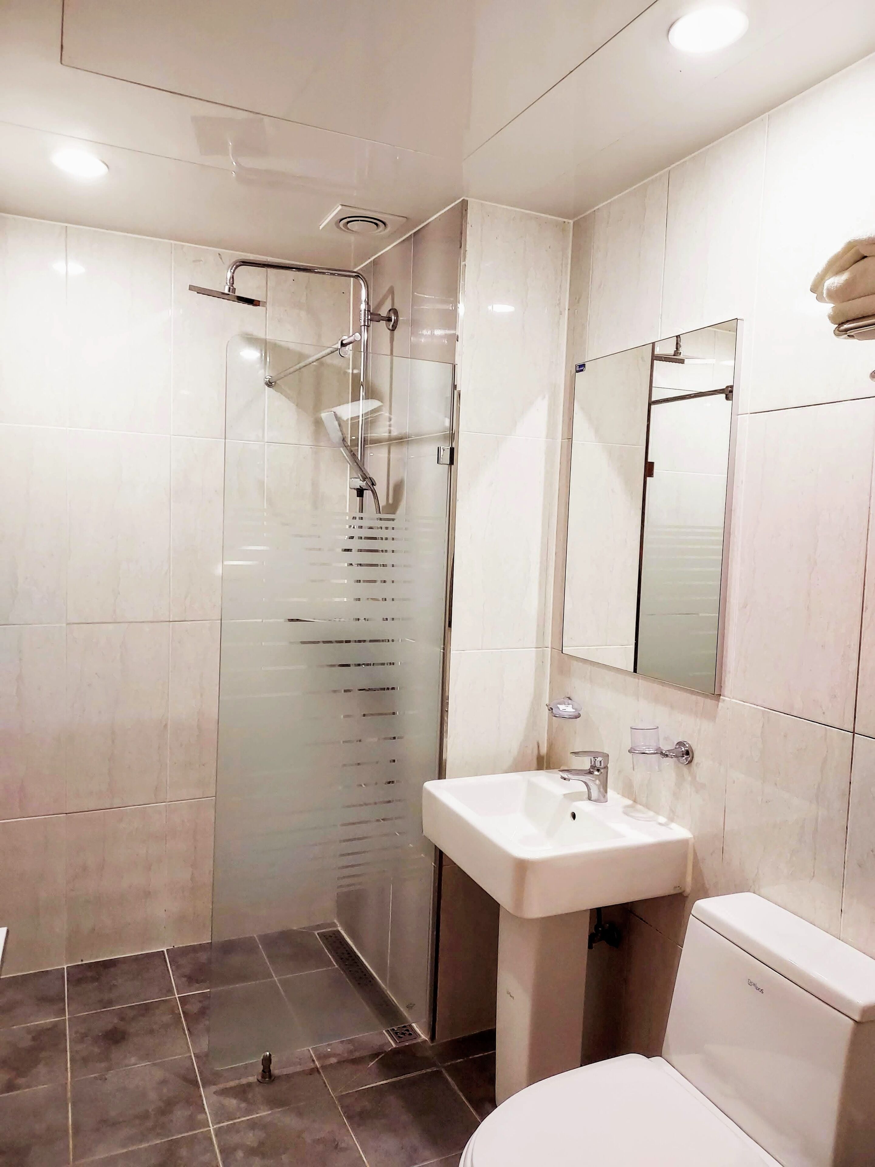 deluxe double room | bathroom | shower, free toiletries, slippers, heated floors