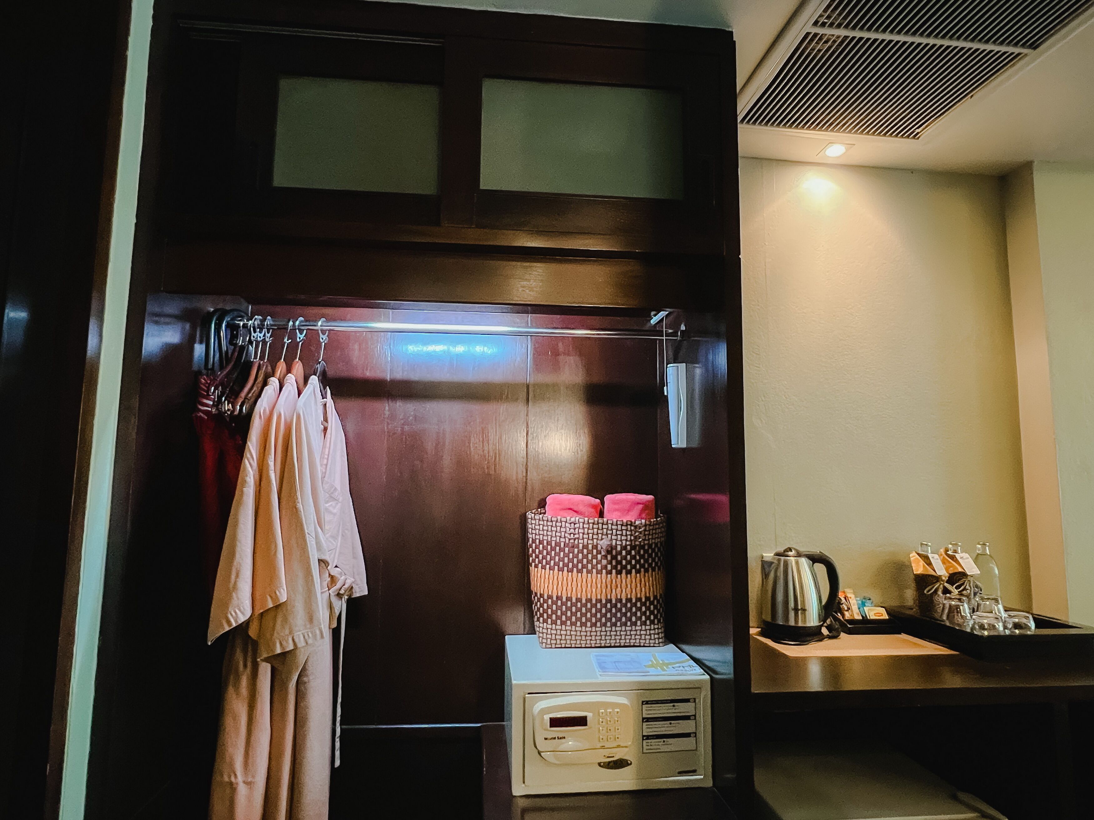 deluxe double or twin room | 1 bedroom, in-room safe, desk, free wifi