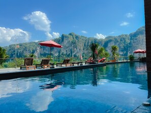 Premium Pool Access | Peti besi dalam bilik, meja, Wi-fi percuma, cadar katil 