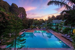 Outdoor pool, pool loungers - Dream Valley Resort Tonsai Beach (Krabi)