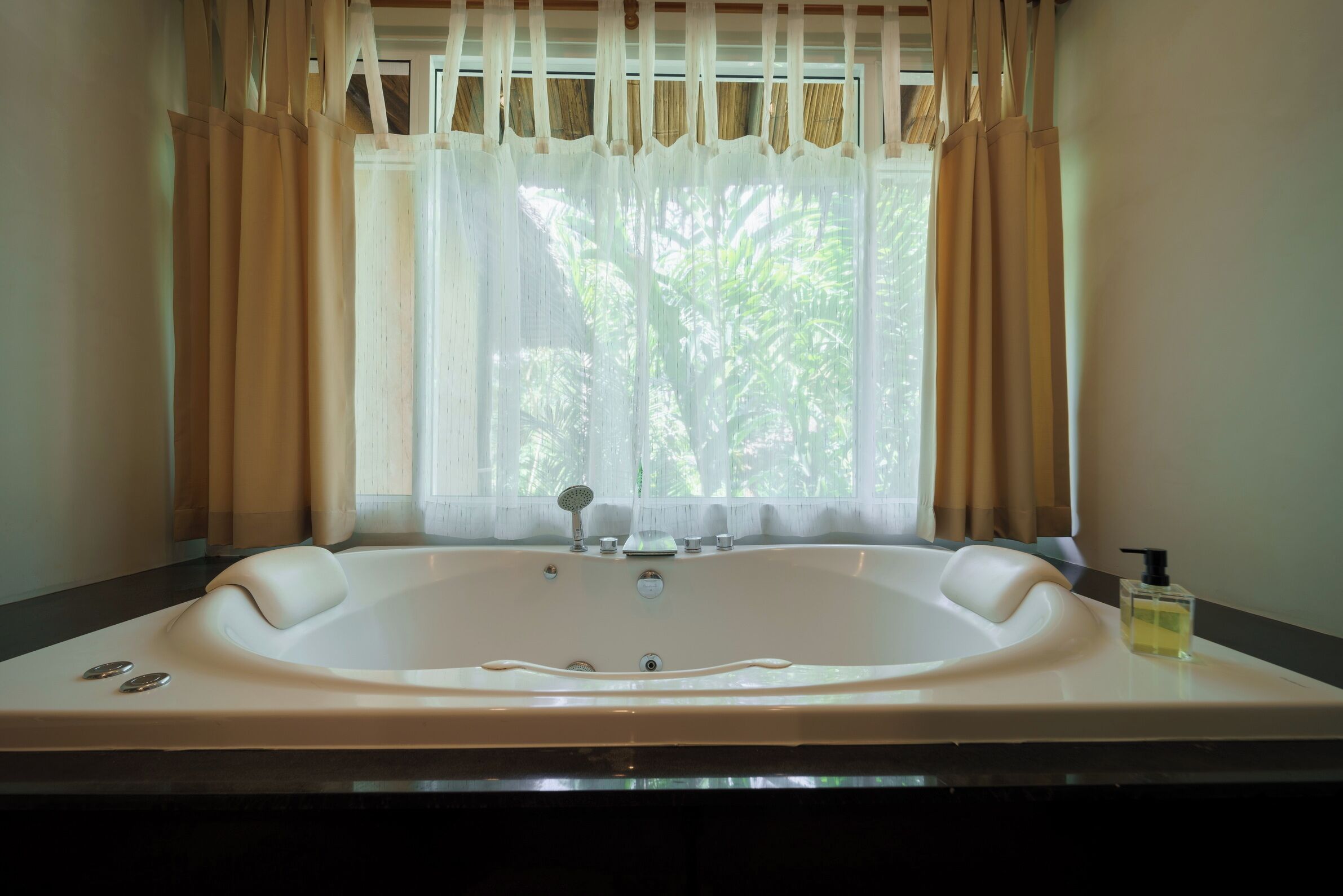 sainai cottage | bathroom | free toiletries, hair dryer, bathrobes, slippers