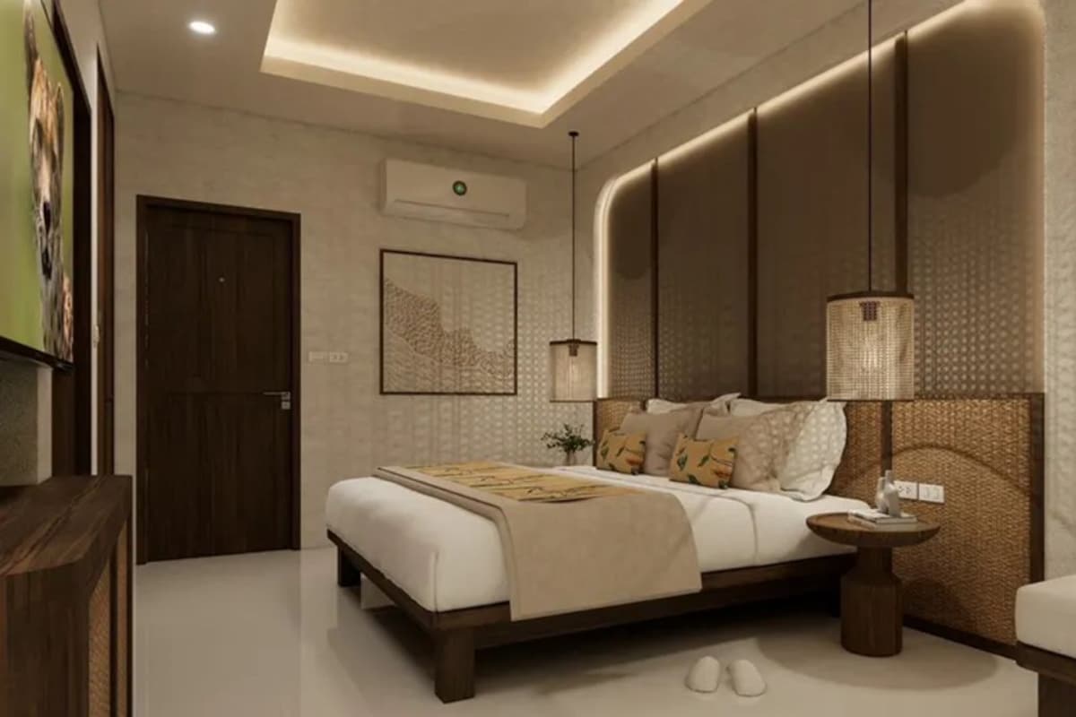 Down comforters, minibar, in-room safe, desk