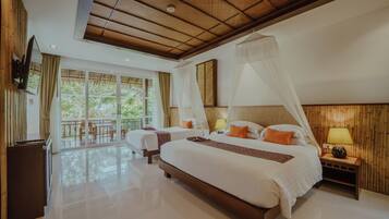 Una habitación de hotel con dos camas, un balcón y un ventanal grande.
