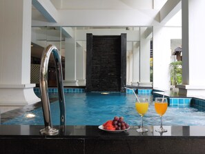 Piscina coberta, piscina a l'aire lliure i gandules 