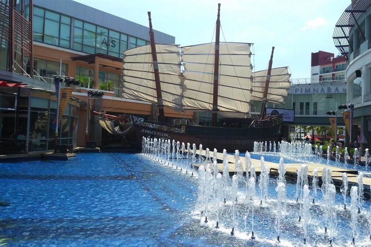 Kolam renang indoor dan kolam renang outdoor, dengan kursi berjemur