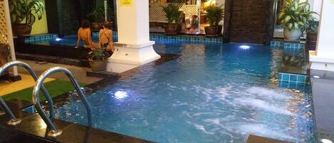 Piscine couverte, piscine extérieure, chaises longues