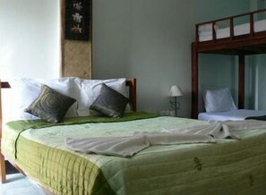 Caja de seguridad en la habitación y escritorio 