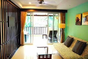 Escritorio, wifi gratis y ropa de cama