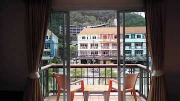 Habitación doble superior, vista a la ciudad | Escritorio, wifi gratis y ropa de cama