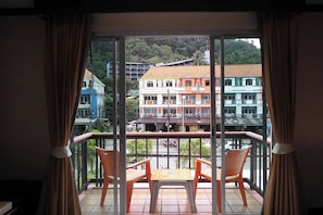 Escritorio, wifi gratis y ropa de cama