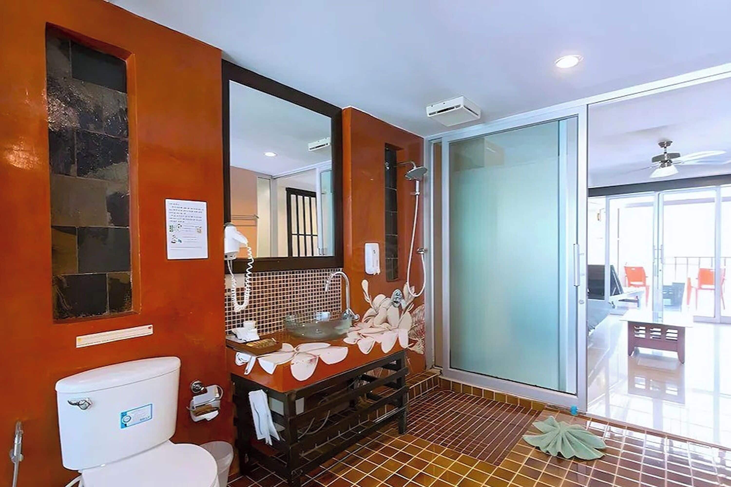 Un baño con inodoro, lavamanos y ducha.