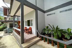 Vista frontal de la propiedad