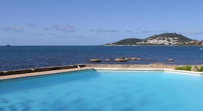 Outdoor pool, pool loungers - Le Stanley Hotel and Suites (Nouméa)