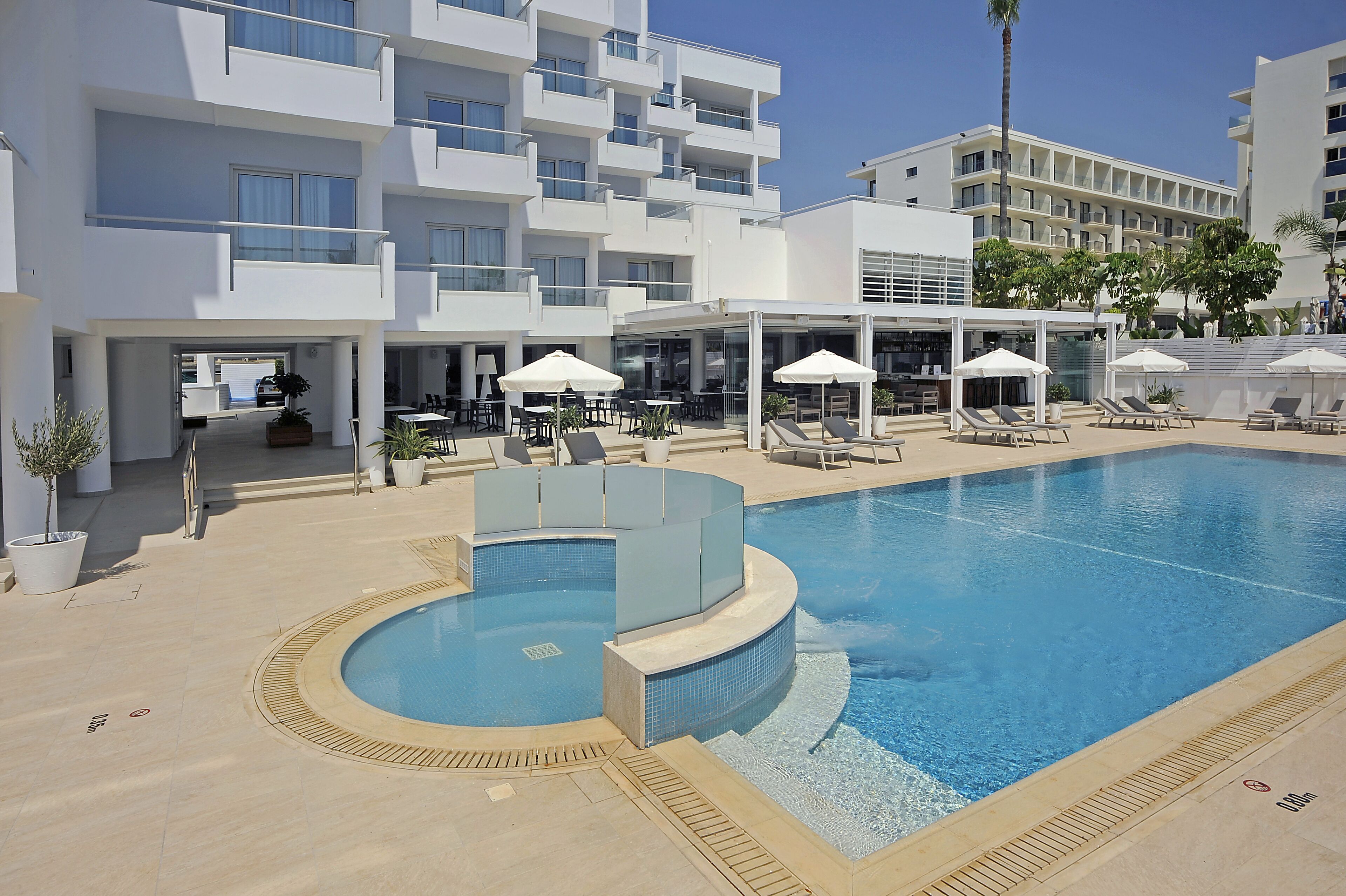 Una piscina al aire libre de temporada