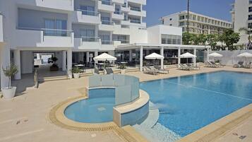 Una piscina al aire libre de temporada